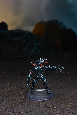 Mini figure of the Swarm Mindreaper covered in dark amor and reaching out with large, claw-like hands