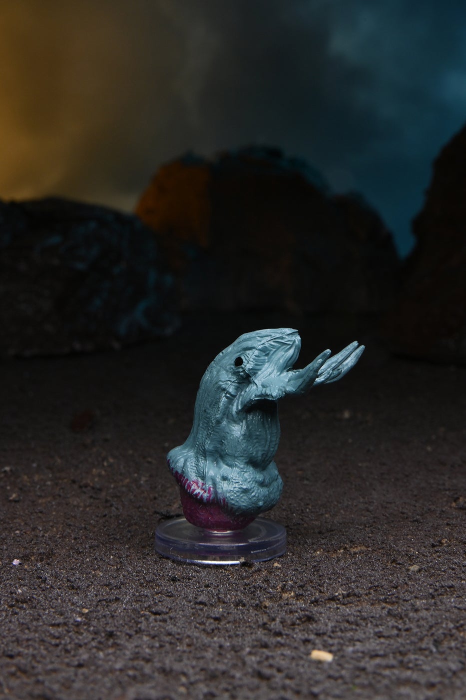 Mini figure of a Bantrid with a orb-like base for movement with large hand-like appendages growing from their upper torso