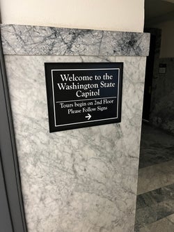 A plaque saying Welcome to the Washington State Capitol | Tours begin on 2nd flor please follow signs